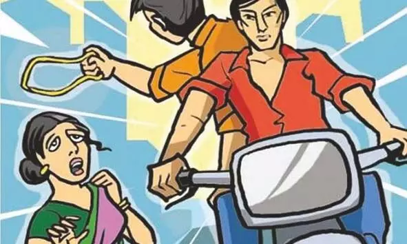 കാല്നടയാത്രക്കാരിയുടെ മാല പൊട്ടിച്ച് രക്ഷപ്പെട്ട പ്രതിയെ കണ്ടെത്താന് തിരച്ചില് ഊര്ജിതമാക്കി പൊലീസ് കാല്നടയാത്രക്കാരിയുടെ മാല പൊട്ടിച്ച് രക്ഷപ്പെട്ട പ്രതിയെ കണ്ടെത്താന് തിരച്ചില് ഊര്ജിതമാക്കി പൊലീസ്