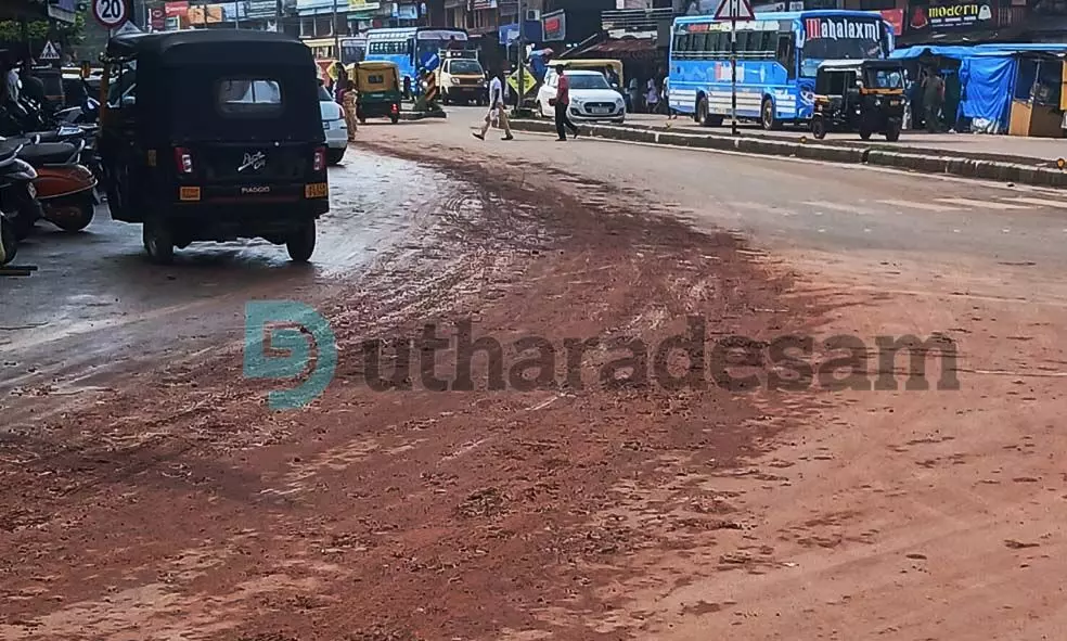 ടിപ്പറില്‍ നിന്ന് മണ്ണ് വീണു; കുമ്പള ടൗണ്‍ ചെളിമയം; ബൈക്കുകള്‍ തെന്നി വീണു