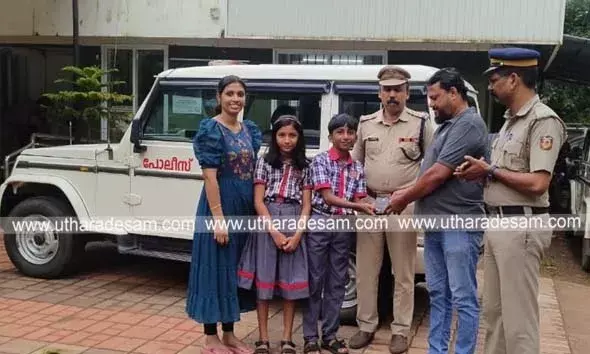കളഞ്ഞു കിട്ടിയ പണവും എടിഎം കാര്‍ഡുകളുമടങ്ങുന്ന പേഴ് സ് ഉടമയ്ക്ക് കൈമാറി വിദ്യാര്‍ത്ഥിയുടെ സത്യസന്ധത