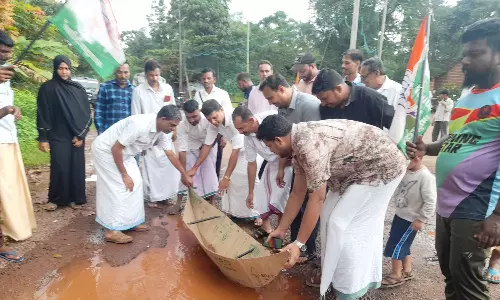 റോഡ് നന്നാക്കിയില്ല; തോണിയിറക്കി പ്രതിഷേധം റോഡ് നന്നാക്കിയില്ല; തോണിയിറക്കി പ്രതിഷേധം