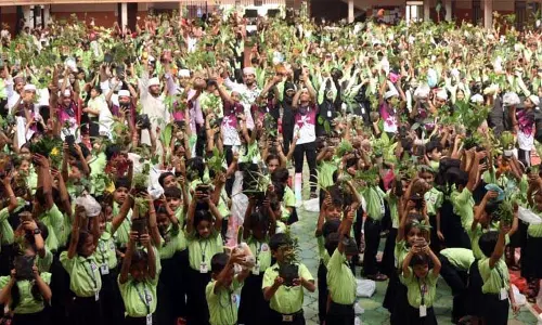 ചങ്ങാതിക്കൊരു തൈ പദ്ധതിയില്  രണ്ടായിരത്തോളം തൈകള് നട്ടുപിടിപ്പിച്ചു ചങ്ങാതിക്കൊരു തൈ പദ്ധതിയില്  രണ്ടായിരത്തോളം തൈകള് നട്ടുപിടിപ്പിച്ചു