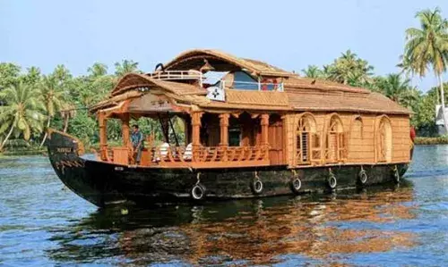 ഹണിമൂണോ, അവധിക്കാലമോ ഏതുമാകട്ടെ ആഘോഷിക്കാന് അനുയോജ്യമായ സ്ഥലം ആലപ്പുഴ തന്നെ; ആസ്വദിക്കാം ശാന്തമായ കായലുകളിലൂടെയുളള ബോട്ട് യാത്ര ഹണിമൂണോ, അവധിക്കാലമോ ഏതുമാകട്ടെ ആഘോഷിക്കാന് അനുയോജ്യമായ സ്ഥലം ആലപ്പുഴ തന്നെ; ആസ്വദിക്കാം ശാന്തമായ കായലുകളിലൂടെയുളള ബോട്ട് യാത്ര