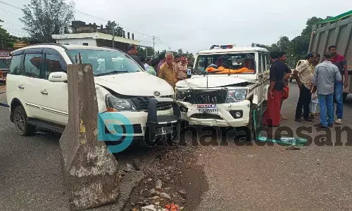 പടന്നക്കാട് പൊലീസ് ജീപ്പും കാറും സ്കൂട്ടിയും കൂട്ടിയിടിച്ചു; മൂന്ന് പേര്ക്ക് പരിക്ക് പടന്നക്കാട് പൊലീസ് ജീപ്പും കാറും സ്കൂട്ടിയും കൂട്ടിയിടിച്ചു; മൂന്ന് പേര്ക്ക് പരിക്ക്