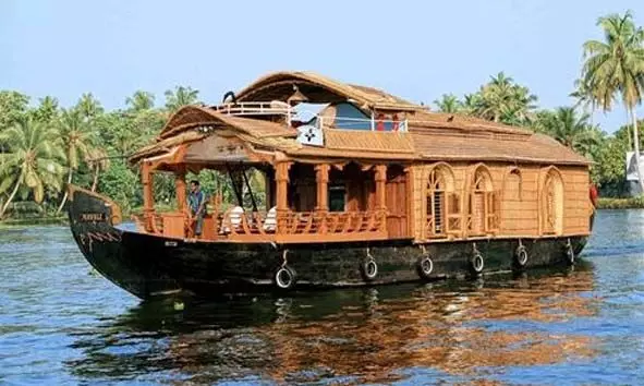 ഹണിമൂണോ, അവധിക്കാലമോ ഏതുമാകട്ടെ ആഘോഷിക്കാന് അനുയോജ്യമായ സ്ഥലം ആലപ്പുഴ തന്നെ; ആസ്വദിക്കാം ശാന്തമായ കായലുകളിലൂടെയുളള ബോട്ട് യാത്ര ഹണിമൂണോ, അവധിക്കാലമോ ഏതുമാകട്ടെ ആഘോഷിക്കാന് അനുയോജ്യമായ സ്ഥലം ആലപ്പുഴ തന്നെ; ആസ്വദിക്കാം ശാന്തമായ കായലുകളിലൂടെയുളള ബോട്ട് യാത്ര