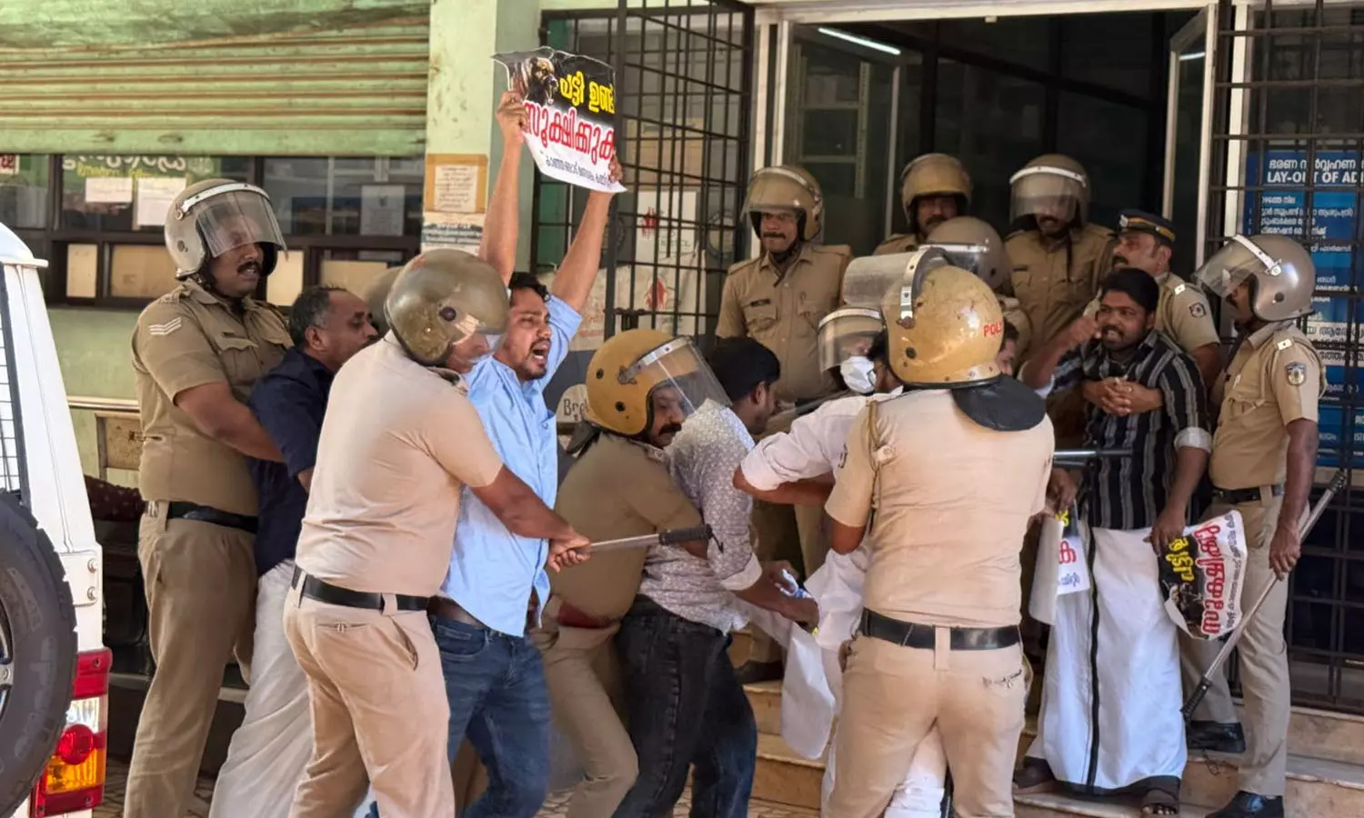 ജില്ലാ ആസ്പത്രിക്കകത്തെ നായശല്യം: ഡി.എം.ഒയെ ഉപരോധിക്കാന്‍എത്തിയ യു.ഡി.വൈ.എഫ് നേതാക്കളെ പൊലീസ് തടഞ്ഞു