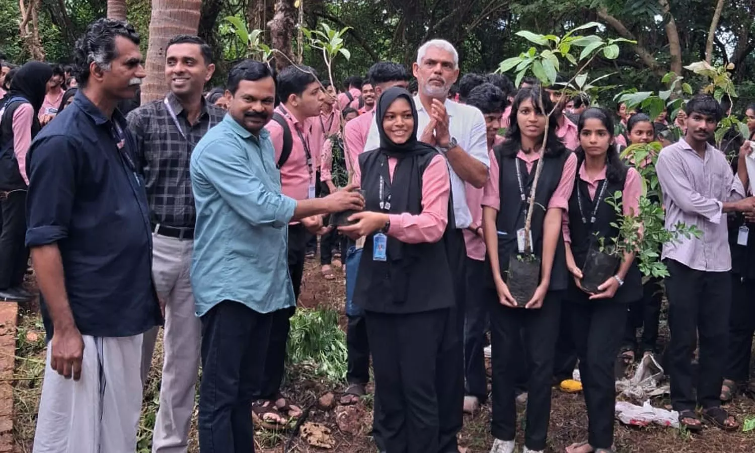എല്‍.ബി.എസ് എഞ്ചിനീയറിംഗ് കോളേജില്‍  സൗഹൃദത്തിന്റെ വൃക്ഷത്തൈകള്‍ നട്ടു