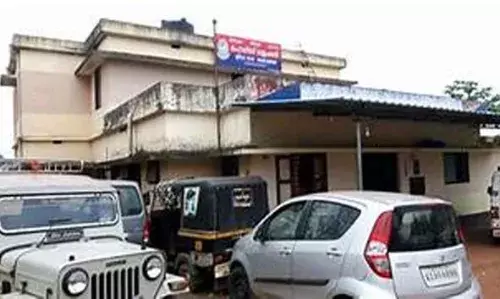 ഭാര്യയെ ശല്യം ചെയ്തതിനെതിരെ പരാതി നല്കിയ യുവാവിന്റെ വീട് ആക്രമിച്ചു ഭാര്യയെ ശല്യം ചെയ്തതിനെതിരെ പരാതി നല്കിയ യുവാവിന്റെ വീട് ആക്രമിച്ചു