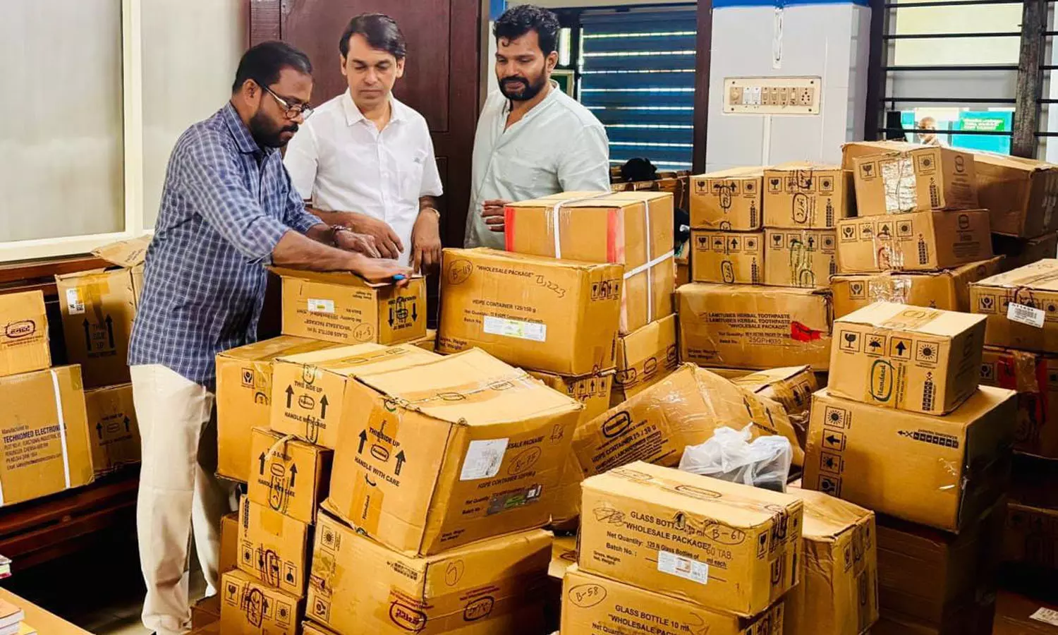 മൊഗ്രാല്‍ യുനാനി ഡിസ്‌പെന്‍സറിയില്‍ തിരക്കേറുന്നു; കുമ്പള പഞ്ചായത്ത് 32 ലക്ഷം രൂപയുടെ മരുന്നെത്തിച്ചു