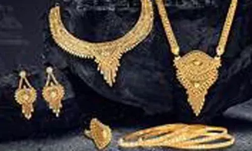 സ്വര്‍ണം വാങ്ങുന്നവര്‍ക്ക് നേരിയ ആശ്വാസം; പവന് 200 രൂപ താഴ്ന്ന് 75,560 രൂപ