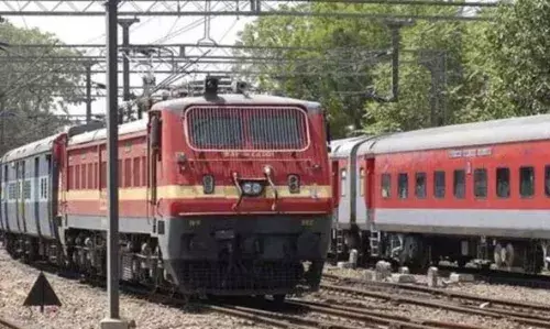 ഉത്സവ സീസണ് പ്രമാണിച്ച് യാത്രക്കാര്ക്കായി റൗണ്ട് ട്രിപ്പ് പാക്കേജുമായി റെയില്വേ; റിട്ടേണ് ടിക്കറ്റ് കൂടി എടുത്താല് 20 ശതമാനം ഇളവ് ഉത്സവ സീസണ് പ്രമാണിച്ച് യാത്രക്കാര്ക്കായി റൗണ്ട് ട്രിപ്പ് പാക്കേജുമായി റെയില്വേ; റിട്ടേണ് ടിക്കറ്റ് കൂടി എടുത്താല് 20 ശതമാനം ഇളവ്