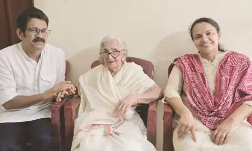 യാത്രക്കിടെ തയ്യാറാക്കിയ കവിത കവിയുടെ മകള്‍ക്ക്  പിറന്നാള്‍ സമ്മാനം; സമര്‍പ്പിച്ചത് ഡോ.ദീപേഷ് കരിമ്പുങ്കര