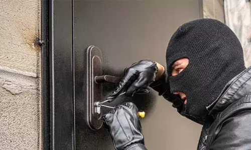 ബേക്കലില് വീടിന്റെ അടുക്കള വാതില് തകര്ത്ത് അകത്ത് കയറിയ മോഷ്ടാവ് പണവും സ്വര്ണ്ണക്കമ്മലും കവര്ന്നതായി പരാതി ബേക്കലില് വീടിന്റെ അടുക്കള വാതില് തകര്ത്ത് അകത്ത് കയറിയ മോഷ്ടാവ് പണവും സ്വര്ണ്ണക്കമ്മലും കവര്ന്നതായി പരാതി