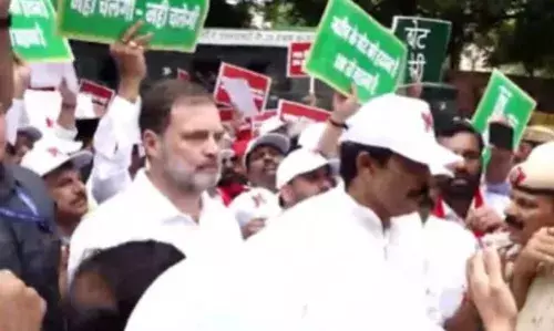 വോട്ടര് പട്ടികയിലെ ക്രമക്കേട്;പ്രതിപക്ഷ എംപിമാര് നടത്തിയ മാര്ച്ചില് സംഘര്ഷം; മുതിര്ന്ന നേതാക്കള് കസ്റ്റഡിയില് വോട്ടര് പട്ടികയിലെ ക്രമക്കേട്;പ്രതിപക്ഷ എംപിമാര് നടത്തിയ മാര്ച്ചില് സംഘര്ഷം; മുതിര്ന്ന നേതാക്കള് കസ്റ്റഡിയില്