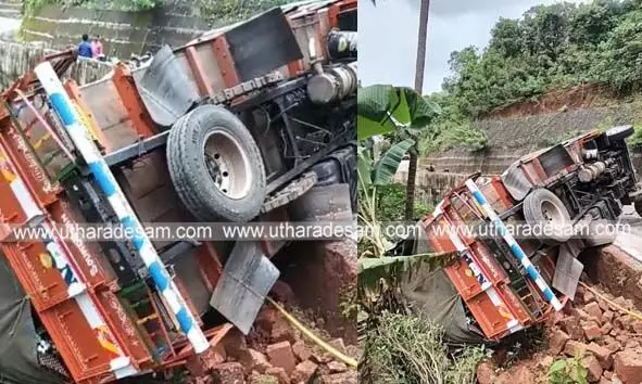 കന്യപ്പാടി-പടിപുര വളവില്‍ അപകടം പതിവാകുന്നു; ലോറി മറിഞ്ഞ് ഡ്രൈവര്‍ക്കും സഹയാത്രികനും പരിക്ക്