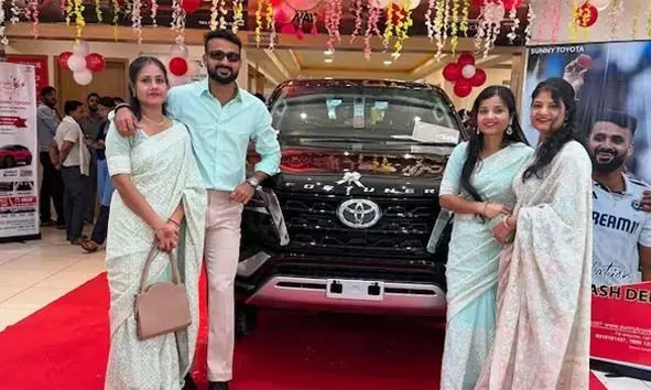 ആശിച്ച് വാങ്ങിയ കാറിന് പിന്നാലെ പൊല്ലാപ്പിലായി ക്രിക്കറ്റ് താരം ആകാശ് ദീപ്; നിയമലംഘനത്തിന് നോട്ടീസ്