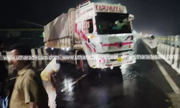 നിയന്ത്രണം വിട്ട ലോറി വളഞ്ഞും പുളഞ്ഞും വന്ന് ഡിവൈഡറിലിടിച്ച് നിന്നു; യാത്രക്കാര്‍ അത്ഭുതകരമായി രക്ഷപ്പെട്ടു
