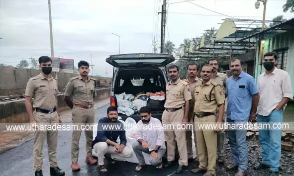 കാറില് കടത്താന് ശ്രമിച്ച 2 ലക്ഷം രൂപയുടെ പുകയില ഉല്പ്പന്നങ്ങളുമായി 2 പേര് പിടിയില് കാറില് കടത്താന് ശ്രമിച്ച 2 ലക്ഷം രൂപയുടെ പുകയില ഉല്പ്പന്നങ്ങളുമായി 2 പേര് പിടിയില്