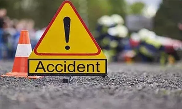 പാല്‍വണ്ടി മറിഞ്ഞ് ഡ്രൈവര്‍ക്ക് പരിക്ക്