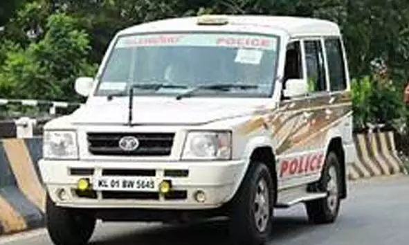 ഒറ്റപ്പെട്ട സ്ഥലത്ത് മയക്കുമരുന്ന് ഉപയോഗിക്കുകയായിരുന്ന യുവതി അടക്കം 4 പേര് പിടിയില് ഒറ്റപ്പെട്ട സ്ഥലത്ത് മയക്കുമരുന്ന് ഉപയോഗിക്കുകയായിരുന്ന യുവതി അടക്കം 4 പേര് പിടിയില്
