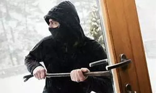 അടച്ചിട്ട വീട് കുത്തിതുറന്ന് കവര്ച്ചക്ക് ശ്രമം അടച്ചിട്ട വീട് കുത്തിതുറന്ന് കവര്ച്ചക്ക് ശ്രമം