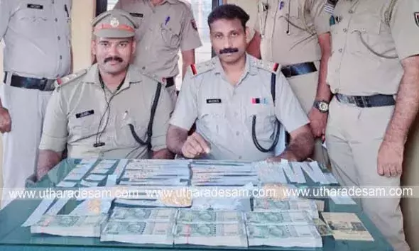 കര്‍ണ്ണാടകയില്‍ നിന്ന് കേരളത്തിലേക്ക് രേഖകളില്ലാതെ കടത്തിയ 150 പവന്‍ സ്വര്‍ണവും 4 ലക്ഷം രൂപയും പിടികൂടി