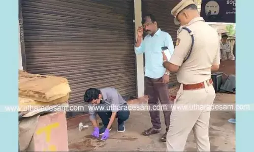 കടകളുടെ വരാന്തയില് രക്തം കട്ടപിടിച്ച നിലയില് കണ്ടെത്തിയ സംഭവം; കന്നുകാലികളുടെ കാലുകള് വെട്ടി കടത്തിയതെന്ന് സംശയം കടകളുടെ വരാന്തയില് രക്തം കട്ടപിടിച്ച നിലയില് കണ്ടെത്തിയ സംഭവം; കന്നുകാലികളുടെ കാലുകള് വെട്ടി കടത്തിയതെന്ന് സംശയം