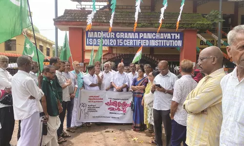 ജനവാസ കേന്ദ്രത്തില് മാലിന്യ നിര്മ്മാര്ജ്ജന  കേന്ദ്രം; യു.ഡി.എഫ് പ്രതിഷേധിച്ചു ജനവാസ കേന്ദ്രത്തില് മാലിന്യ നിര്മ്മാര്ജ്ജന  കേന്ദ്രം; യു.ഡി.എഫ് പ്രതിഷേധിച്ചു