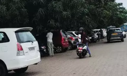 കാഞ്ഞങ്ങാട്ട് സര്‍വ്വീസ് റോഡ് പാര്‍ക്കിംഗ് റോഡായി