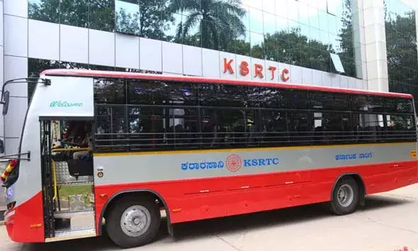 മദ്യലഹരിയില്‍ കര്‍ണാടക ട്രാന്‍സ്‌പോര്‍ട്ട് ബസ്സിന്റെ ഗ്ലാസ് അടിച്ചുതകര്‍ത്തു; 3 പേര്‍ക്കെതിരെ കേസ്