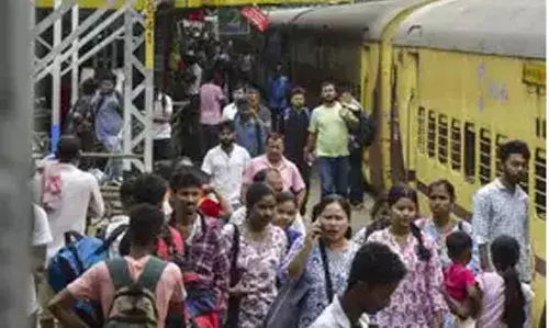 വിമാനത്താവള മോഡിലേക്ക് മാറാന് റെയില്വേ; ലഗേജുകള് തൂക്കിനോക്കും, അമിത ഭാരത്തിന് പിഴ വിമാനത്താവള മോഡിലേക്ക് മാറാന് റെയില്വേ; ലഗേജുകള് തൂക്കിനോക്കും, അമിത ഭാരത്തിന് പിഴ