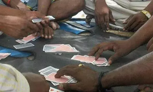 തെരുവ് വിളക്കിന്റെ വെളിച്ചത്തില്‍ ചീട്ടുകളി; 13,700 രൂപയുമായി 4 പേര്‍ അറസ്റ്റില്‍