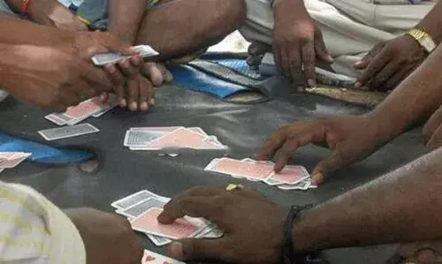 തെരുവ് വിളക്കിന്റെ വെളിച്ചത്തില് ചീട്ടുകളി; 13,700 രൂപയുമായി 4 പേര് അറസ്റ്റില് തെരുവ് വിളക്കിന്റെ വെളിച്ചത്തില് ചീട്ടുകളി; 13,700 രൂപയുമായി 4 പേര് അറസ്റ്റില്