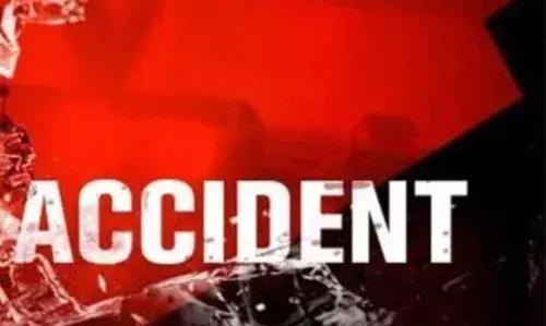 കാല്‍ തളര്‍ന്ന് റോഡരികിലേക്ക് വീണ വയോധികന് കാറിടിച്ച് പരിക്ക്