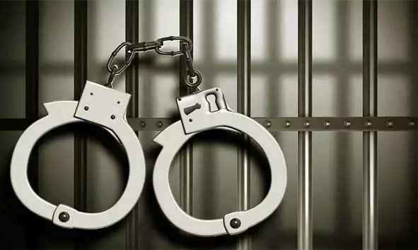 വിസ വാഗ്ദാനം നല്കി തട്ടിപ്പ്; ബംഗളൂരുവില് പിടിയിലായ മലപ്പുറം സ്വദേശിക്കെതിരെ ബേഡകത്തും കേസ് വിസ വാഗ്ദാനം നല്കി തട്ടിപ്പ്; ബംഗളൂരുവില് പിടിയിലായ മലപ്പുറം സ്വദേശിക്കെതിരെ ബേഡകത്തും കേസ്