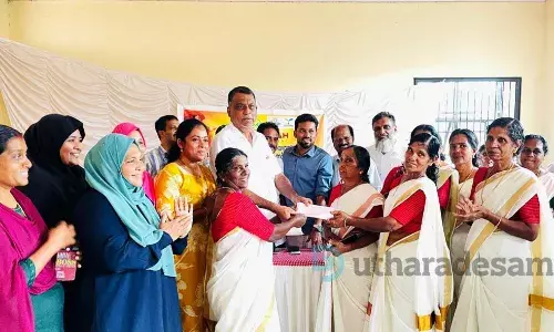 തൃക്കരിപ്പൂരില് ഹരിതകര്മസേനയ്ക്ക് ഓണക്കോള്!! ഓണക്കോടിയും പതിനായിരം രൂപ ബോണസ്സും തൃക്കരിപ്പൂരില് ഹരിതകര്മസേനയ്ക്ക് ഓണക്കോള്!! ഓണക്കോടിയും പതിനായിരം രൂപ ബോണസ്സും