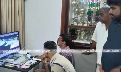 പുല്ലൂരില് പ്രവാസിയുടെ വീടിന്റെ വാതില് തകര്ത്ത് കവര്ച്ചാശ്രമം; ഹെല്മറ്റ് ധാരികളുടെ ദൃശ്യം സിസിടിവിയില് പുല്ലൂരില് പ്രവാസിയുടെ വീടിന്റെ വാതില് തകര്ത്ത് കവര്ച്ചാശ്രമം; ഹെല്മറ്റ് ധാരികളുടെ ദൃശ്യം സിസിടിവിയില്