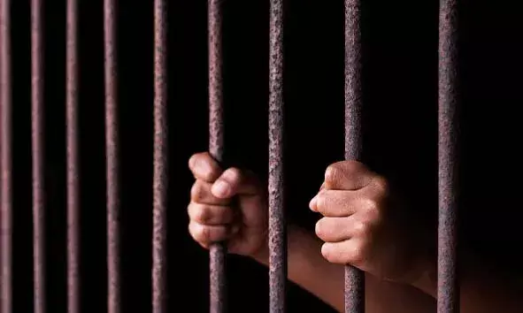 കടയില് സാധനങ്ങള് വാങ്ങാനെത്തിയ 8 വയസ്സുകാരിയെ പീഡിപ്പിക്കാന് ശ്രമം; 18 കാരന് പിടിയില് കടയില് സാധനങ്ങള് വാങ്ങാനെത്തിയ 8 വയസ്സുകാരിയെ പീഡിപ്പിക്കാന് ശ്രമം; 18 കാരന് പിടിയില്