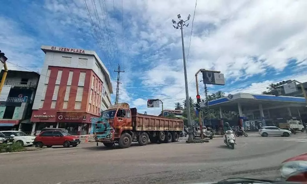 നഗരത്തിലെ ട്രാഫിക് പരിഷ്കരിക്കാന് നഗരസഭ; ചന്ദ്രഗിരി ജംഗ്ഷനിലെ ട്രാഫിക് സിഗ്നല് പുത്തനാവും നഗരത്തിലെ ട്രാഫിക് പരിഷ്കരിക്കാന് നഗരസഭ; ചന്ദ്രഗിരി ജംഗ്ഷനിലെ ട്രാഫിക് സിഗ്നല് പുത്തനാവും