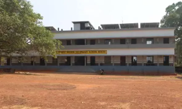 ഓണ പരിപാടിക്കിടെ കാര്‍ റേസിംഗ്; ഗേറ്റടച്ച് തടഞ്ഞ് അധ്യാപിക