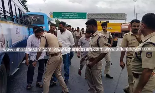 തലപ്പാടി അപകടത്തില്‍ 6 പേര്‍ മരിച്ച സംഭവം; ടയറുകള്‍ തേയ്മാനം വന്ന കര്‍ണാടക ട്രാന്‍സ്പോര്‍ട്ട് ബസുകള്‍ നാട്ടുകാര്‍ തടഞ്ഞു
