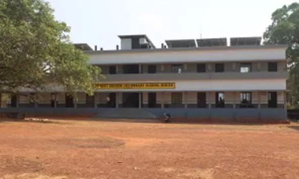 ഓണ പരിപാടിക്കിടെ കാര് റേസിംഗ്; ഗേറ്റടച്ച് തടഞ്ഞ് അധ്യാപിക ഓണ പരിപാടിക്കിടെ കാര് റേസിംഗ്; ഗേറ്റടച്ച് തടഞ്ഞ് അധ്യാപിക