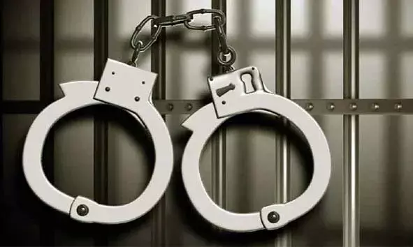 വീട്ടുപറമ്പില് രഹസ്യമായി കഞ്ചാവ് ചെടി നട്ടുവളര്ത്തി: യുവാവ് അറസ്റ്റില് വീട്ടുപറമ്പില് രഹസ്യമായി കഞ്ചാവ് ചെടി നട്ടുവളര്ത്തി: യുവാവ് അറസ്റ്റില്