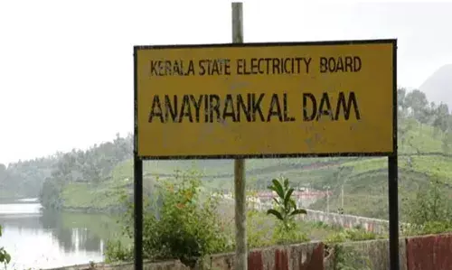 കാടുകള്ക്കും തേയിലത്തോട്ടങ്ങള്ക്കും നടുവില് പച്ചപ്പിന്റെ പ്രതിഫലനങ്ങളുമായി നിറഞ്ഞു തുളുമ്പി നില്ക്കുന്ന അണക്കെട്ട്; ആനയിറങ്കല് ഡാമിലേക്ക് യാത്ര പോയാലോ കാടുകള്ക്കും തേയിലത്തോട്ടങ്ങള്ക്കും നടുവില് പച്ചപ്പിന്റെ പ്രതിഫലനങ്ങളുമായി നിറഞ്ഞു തുളുമ്പി നില്ക്കുന്ന അണക്കെട്ട്; ആനയിറങ്കല് ഡാമിലേക്ക് യാത്ര പോയാലോ