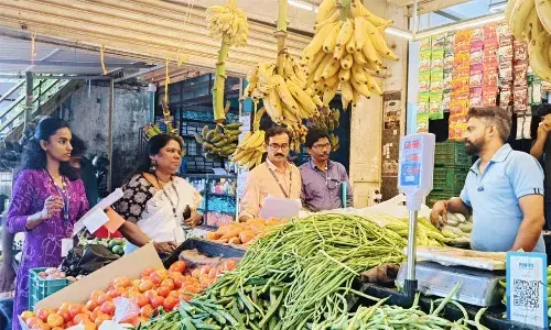 ഓണവിപണിയില് അമിതവില; അധികൃതര് പരിശോധന നടത്തി ഓണവിപണിയില് അമിതവില; അധികൃതര് പരിശോധന നടത്തി
