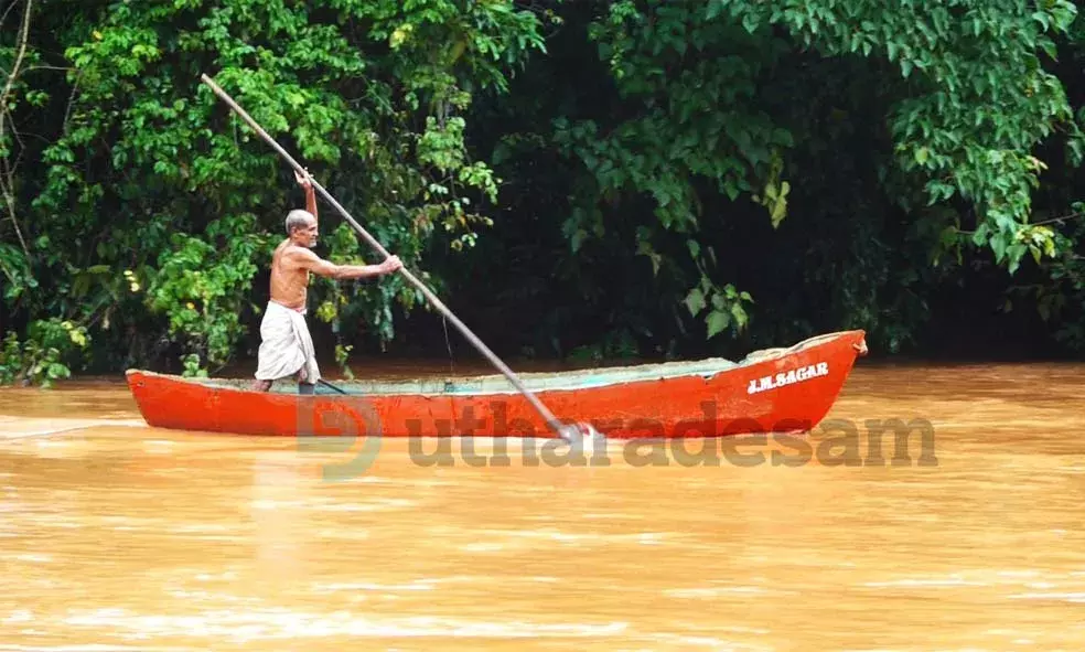സേറാജെയില് പുഴ കടക്കാന് ആശ്രയം തോണി മാത്രം; പാലത്തിനായുള്ള നാട്ടുകാരുടെ കാത്തിരിപ്പ് തുടരുന്നു സേറാജെയില് പുഴ കടക്കാന് ആശ്രയം തോണി മാത്രം; പാലത്തിനായുള്ള നാട്ടുകാരുടെ കാത്തിരിപ്പ് തുടരുന്നു