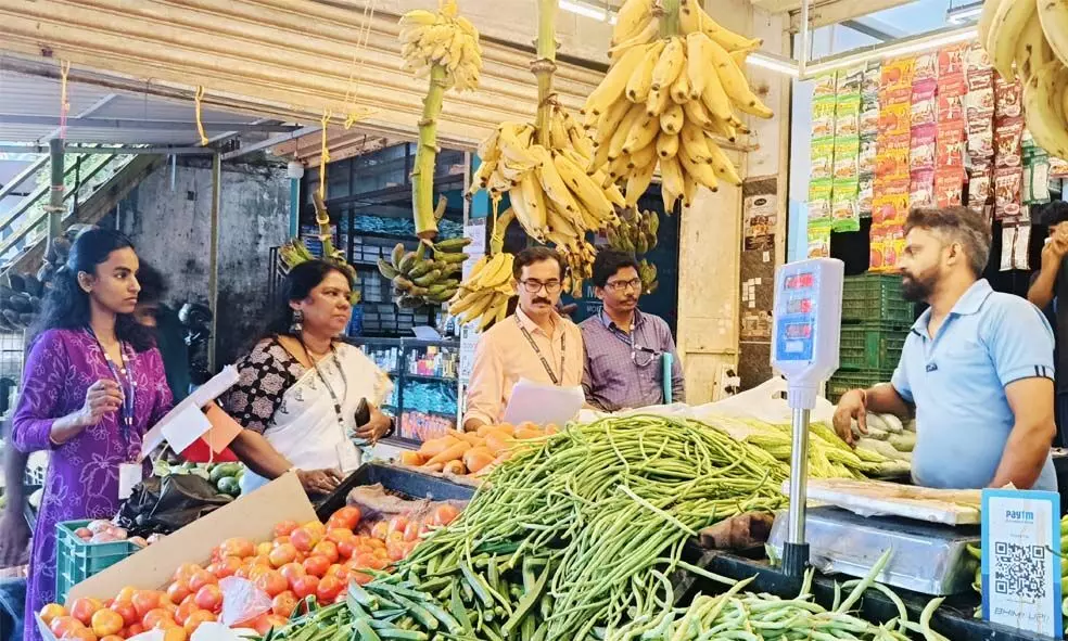 ഓണവിപണിയില് അമിതവില; അധികൃതര് പരിശോധന നടത്തി ഓണവിപണിയില് അമിതവില; അധികൃതര് പരിശോധന നടത്തി
