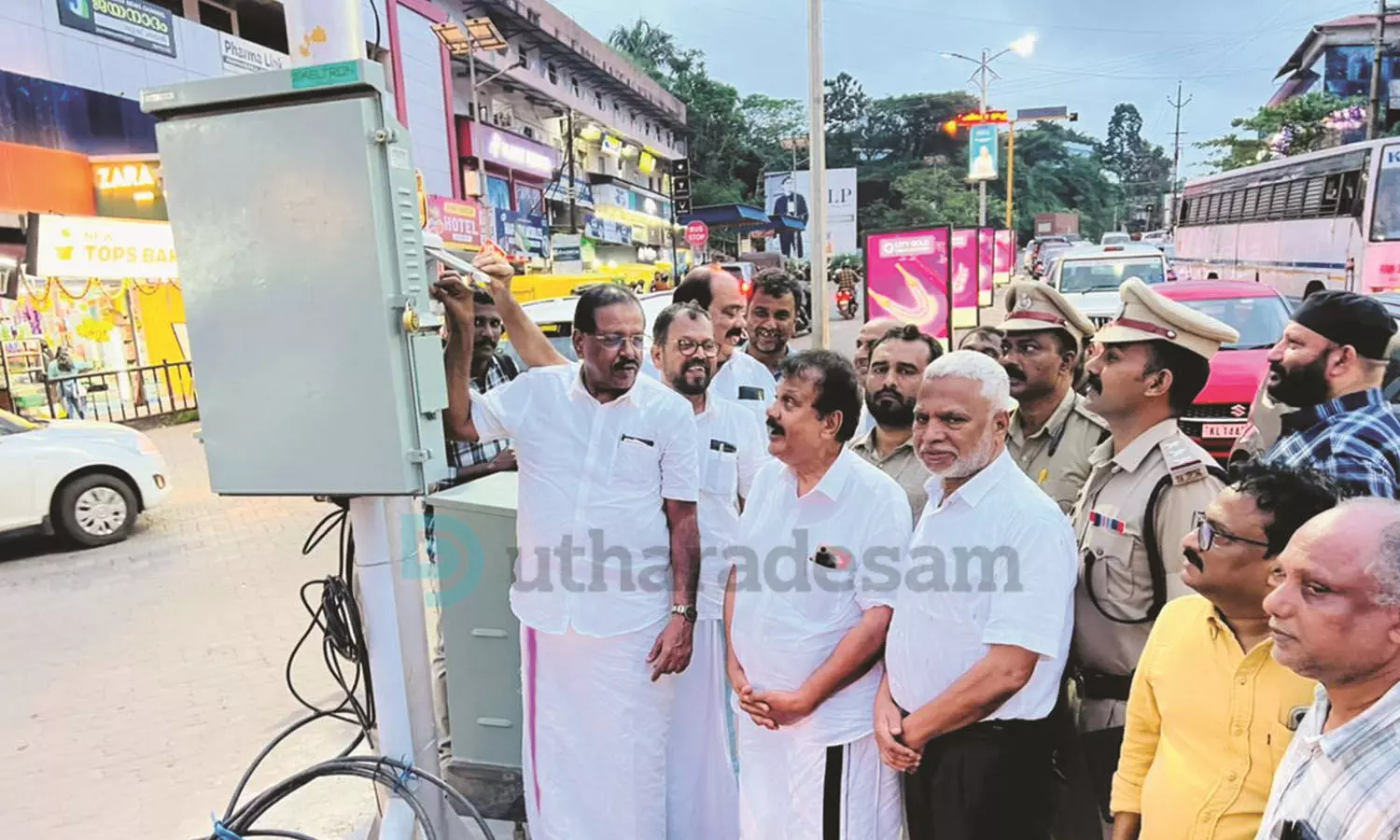 കാസര്കോട് നഗരസഭയുടെ ഓണ സമ്മാനം; നഗരത്തില് ആധുനിക ട്രാഫിക് സിഗ്നല് മിഴി തുറന്നു കാസര്കോട് നഗരസഭയുടെ ഓണ സമ്മാനം; നഗരത്തില് ആധുനിക ട്രാഫിക് സിഗ്നല് മിഴി തുറന്നു