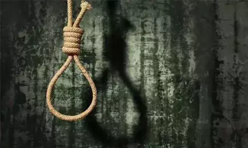 വയോധികന് വീട്ടിലെ കാര്പോര്ച്ചില് തൂങ്ങിമരിച്ച നിലയില് വയോധികന് വീട്ടിലെ കാര്പോര്ച്ചില് തൂങ്ങിമരിച്ച നിലയില്