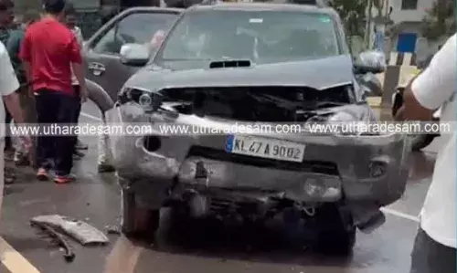 ഉപ്പളയില്‍ തൃശൂര്‍ സ്വദേശികള്‍ സഞ്ചരിച്ച കാര്‍ ഡിവൈഡറിലിടിച്ച് നാലുപേര്‍ക്ക് പരിക്ക്