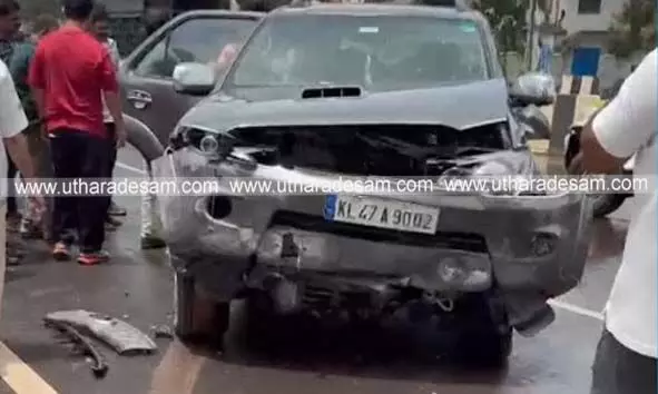 ഉപ്പളയില് തൃശൂര് സ്വദേശികള് സഞ്ചരിച്ച കാര് ഡിവൈഡറിലിടിച്ച് നാലുപേര്ക്ക് പരിക്ക് ഉപ്പളയില് തൃശൂര് സ്വദേശികള് സഞ്ചരിച്ച കാര് ഡിവൈഡറിലിടിച്ച് നാലുപേര്ക്ക് പരിക്ക്